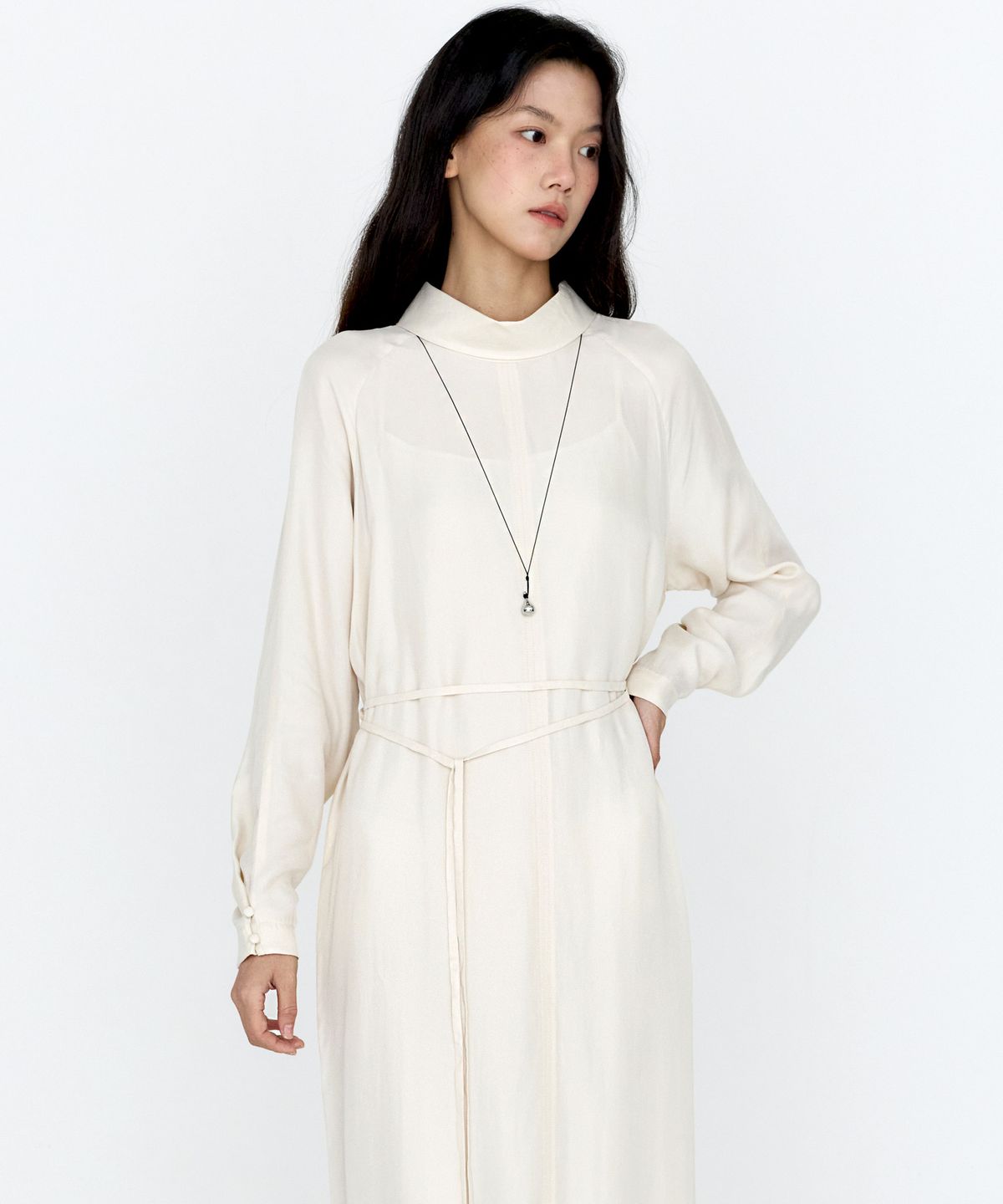 몽돌(MONGDOL) 실키 하프넥 드레이프 롱 원피스 아이보리 MDOP059IVORY
