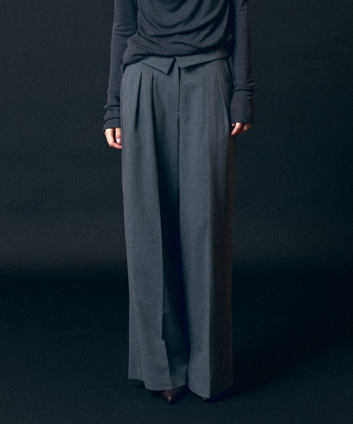 토와브(TOWAV) DELPA SLACKS_CHARCOAL