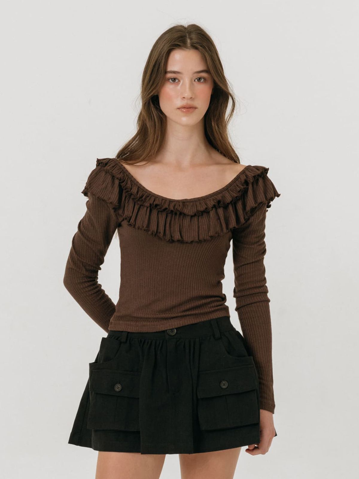 모이페어(MOIFAIRE) DOUBLE FRILL OFF SHOULDER T-SHIRT / BROWN