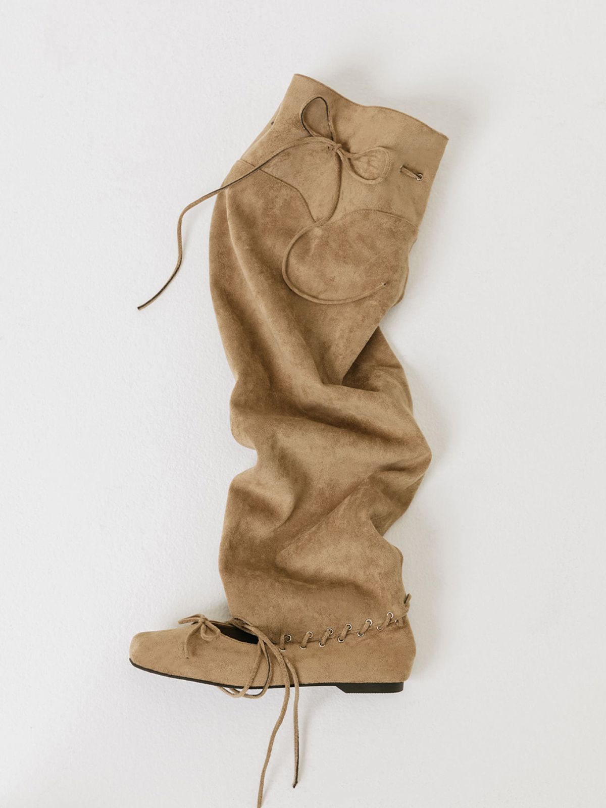 모이페어(MOIFAIRE) STRAP FLAT SUEDE BOOTS / BEIGE