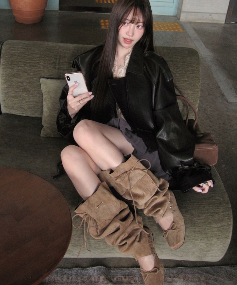 [연우 PICK] STRAP FLAT SUEDE BOOTS / BEIGE