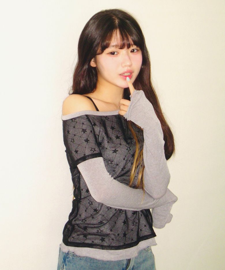 다즐 드로잉 레이어드 보트넥 오프숄더 슬림핏 티셔츠_2COLOR