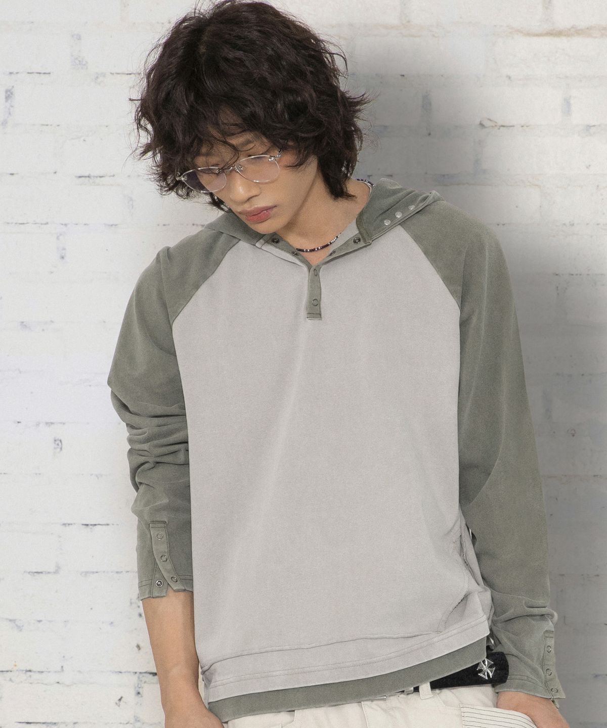 엑스톤즈(XTONZ) XTT170 래글런 헨리넥 워싱 크롭 후디 (KHAKI)