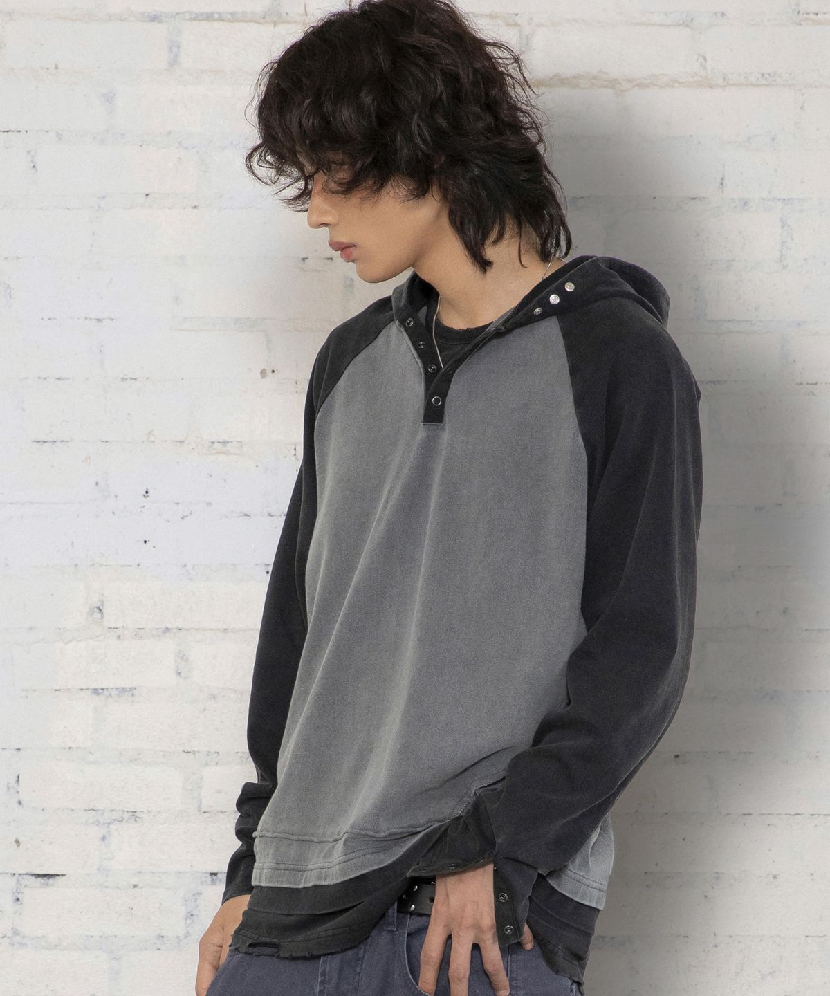 엑스톤즈(XTONZ) XTT170 래글런 헨리넥 워싱 크롭 후디 (BLACK)