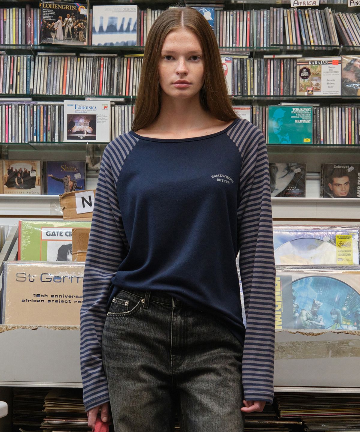 썸웨어버터(SOMEWHEREBUTTER) Dale Stripe Raglan Top - Navy