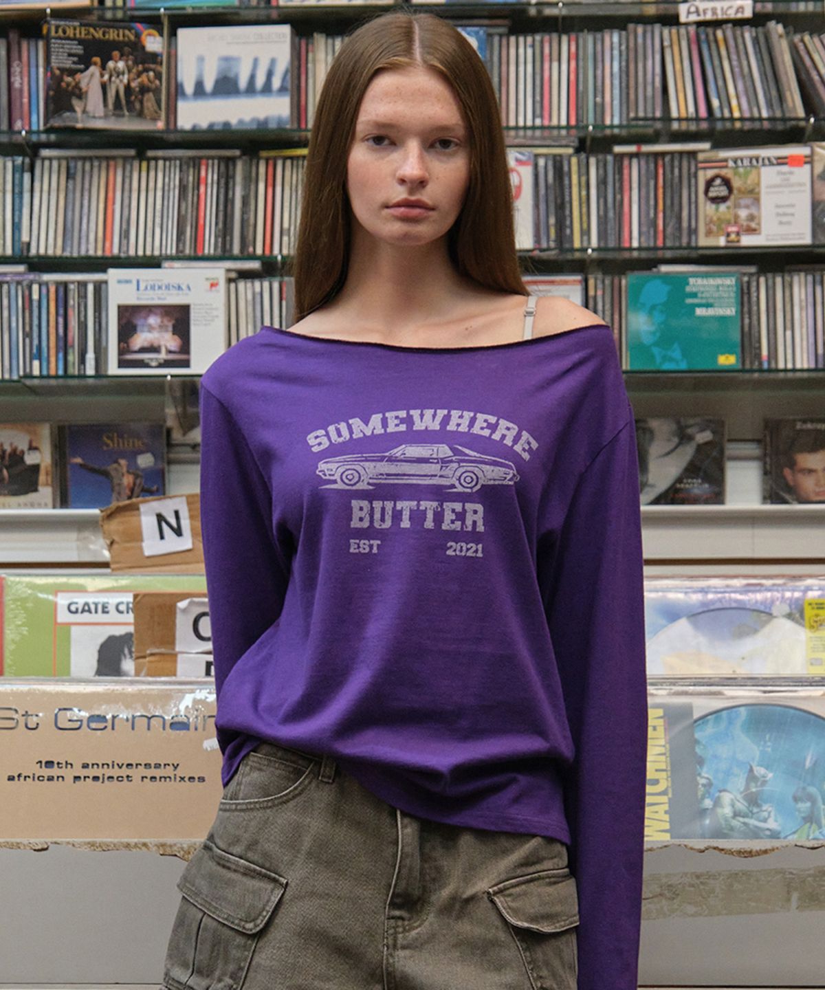 썸웨어버터(SOMEWHEREBUTTER) Vintage Car Off Shoulder Top - Purple