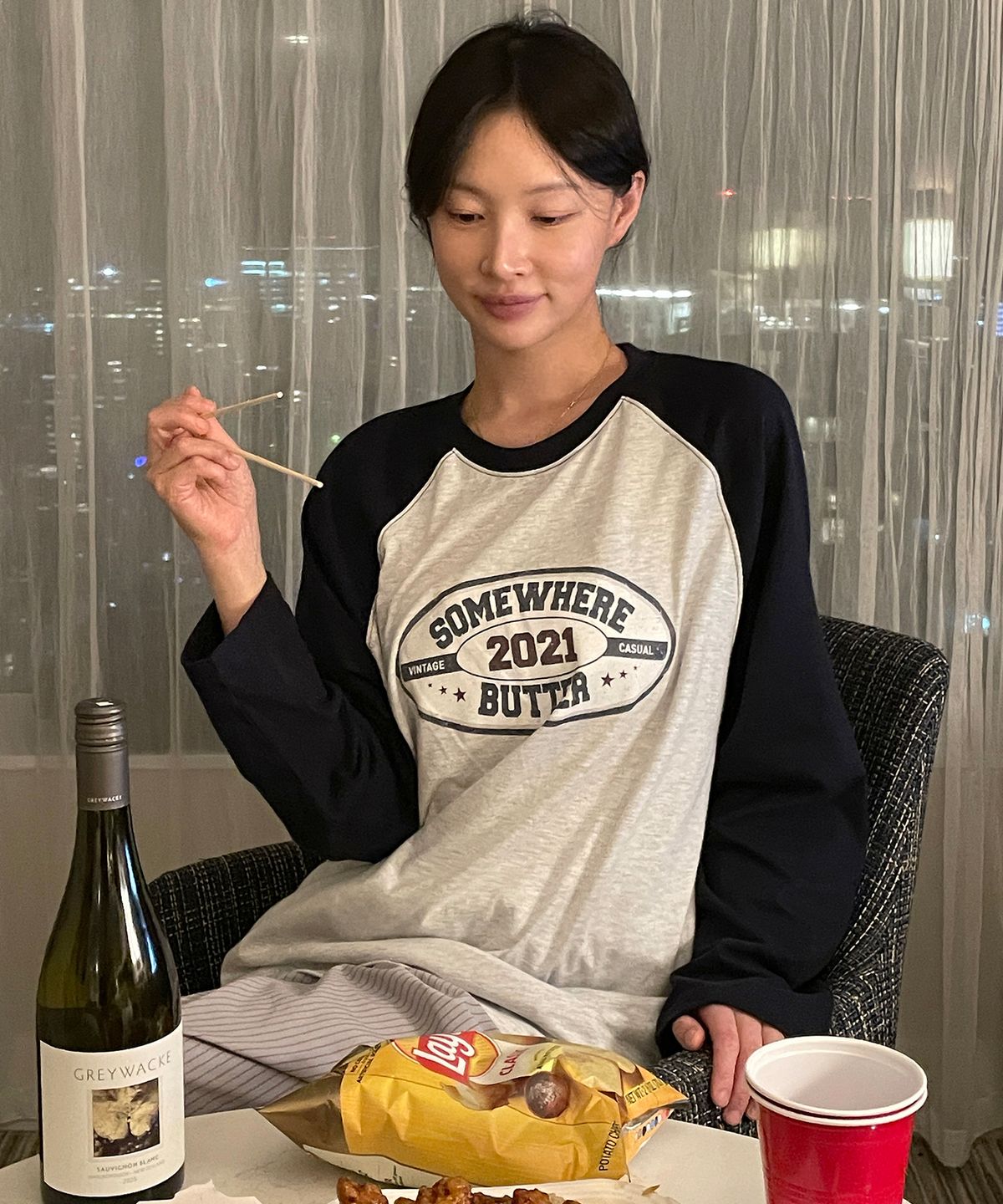 썸웨어버터(SOMEWHEREBUTTER) Leo Raglan Long Top - White Melange(Deep Navy)