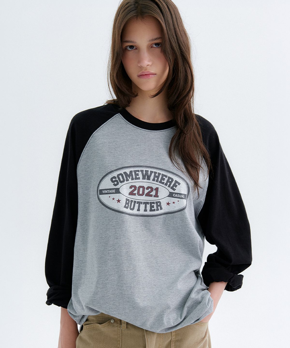 썸웨어버터(SOMEWHEREBUTTER) Leo Raglan Long Top - Grey(Black)