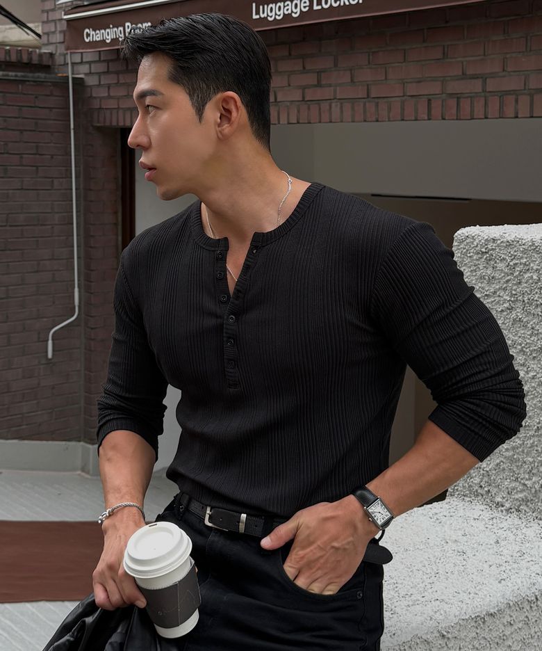 슬림핏 딥헨리넥 니트티 [블랙]