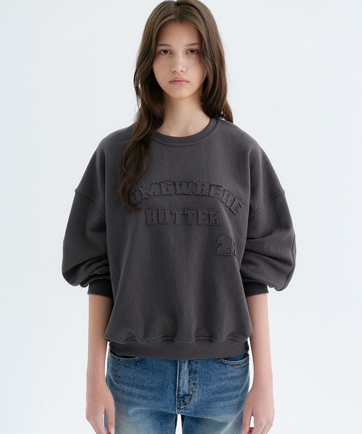 썸웨어버터(SOMEWHEREBUTTER) Colter 21 Sweatshirt - Charcoal