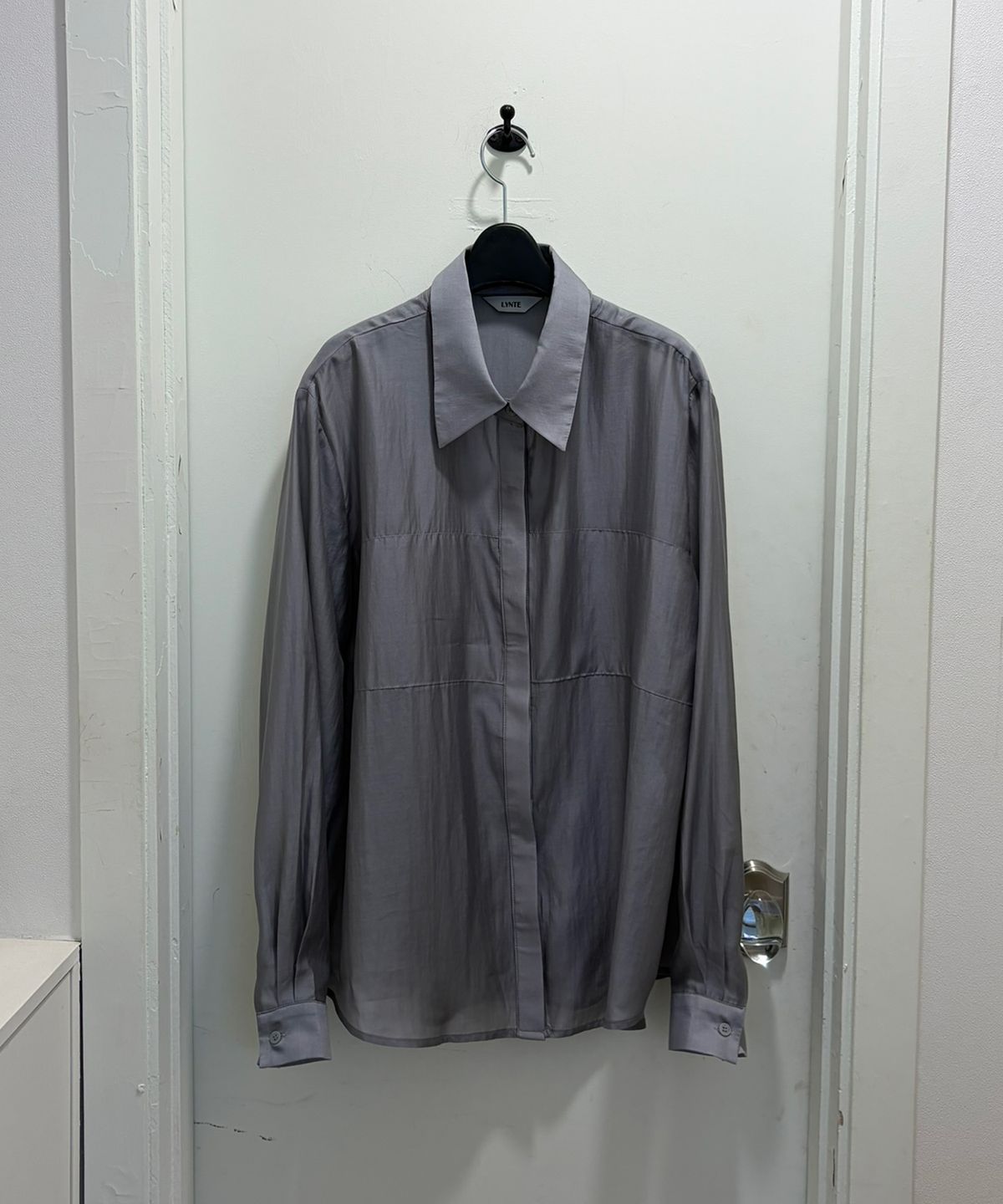 린테(LYNTE) Swan Blouse (Gray)