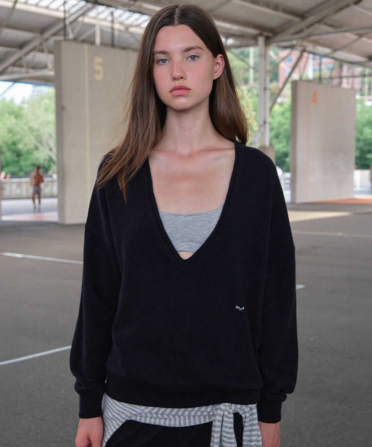 썸웨어버터(SOMEWHEREBUTTER) Roy Deep V-Neck Knit - Navy