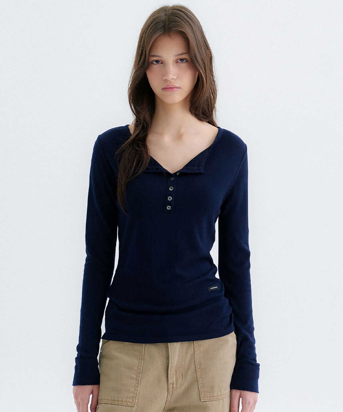 썸웨어버터(SOMEWHEREBUTTER) Silk Button Henly Neck Knit - Navy