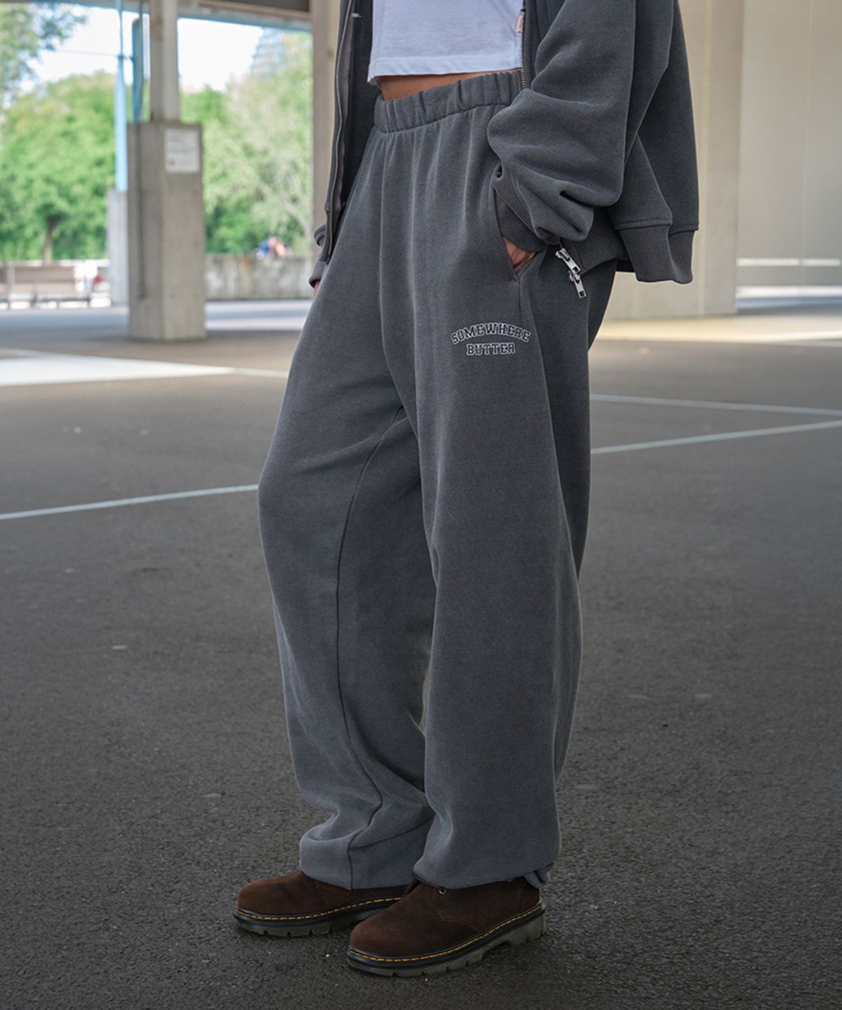 썸웨어버터(SOMEWHEREBUTTER) Pigment Ford Sweat Jogger Pants - Charcoal