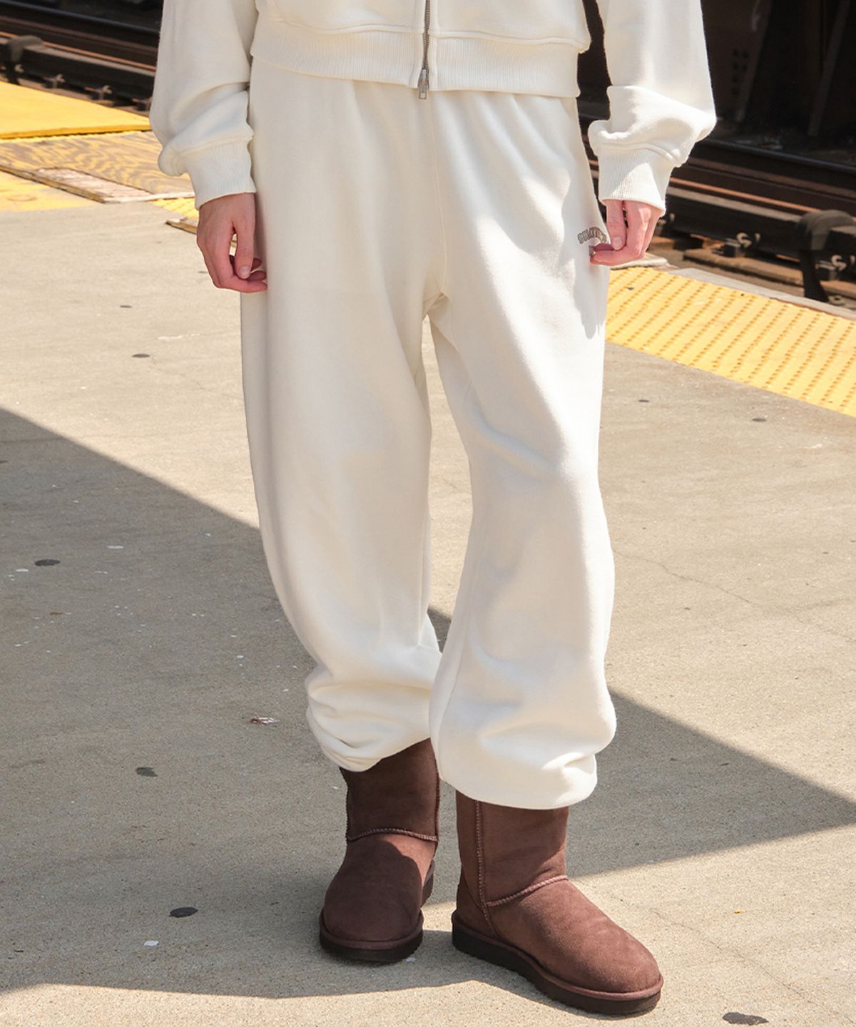 썸웨어버터(SOMEWHEREBUTTER) Ford Sweat Jogger Pants - Ivory