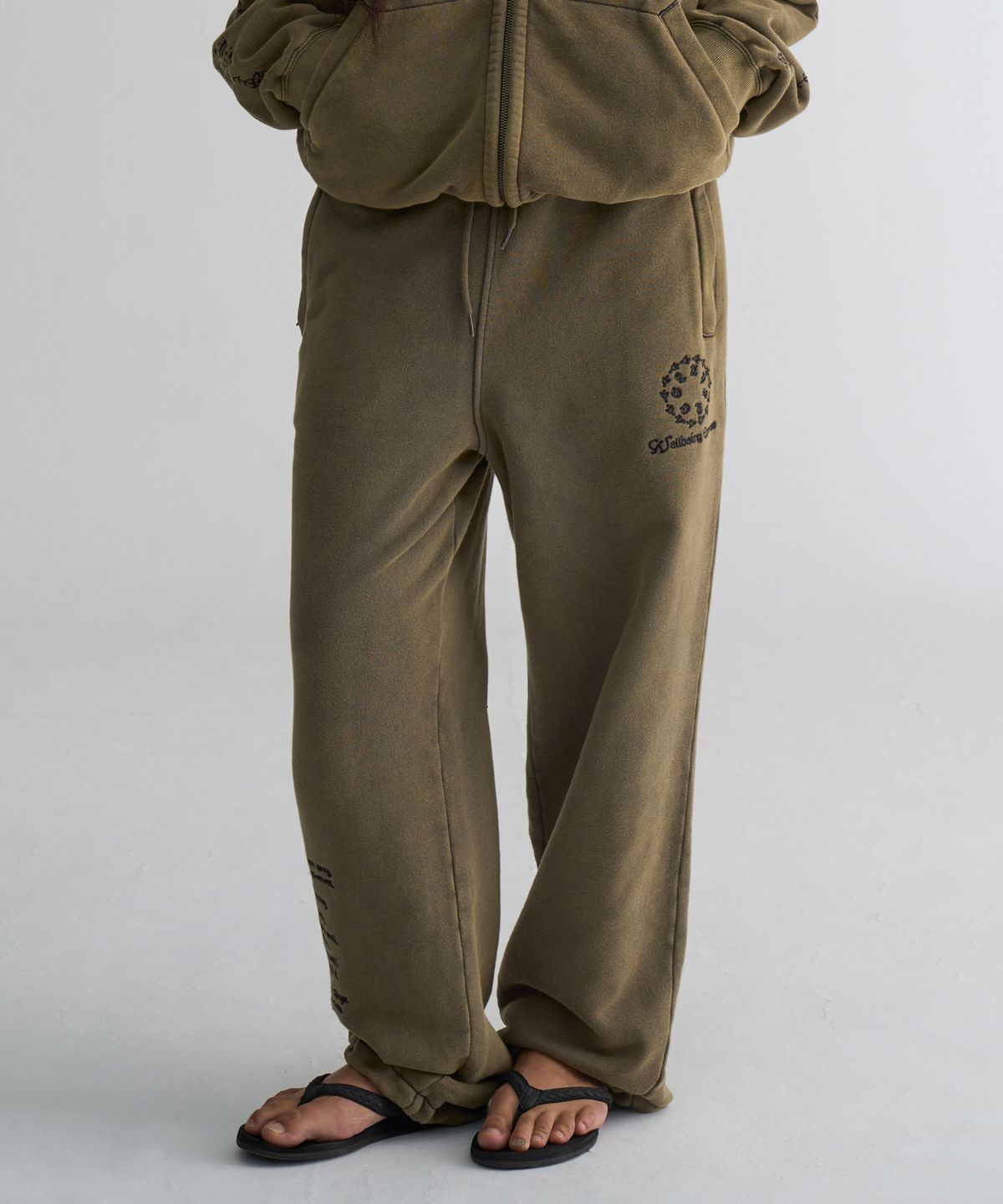 웰빙익스프레스(WELLBEING EXPRESS) Message Sweat Pants Ash Khaki