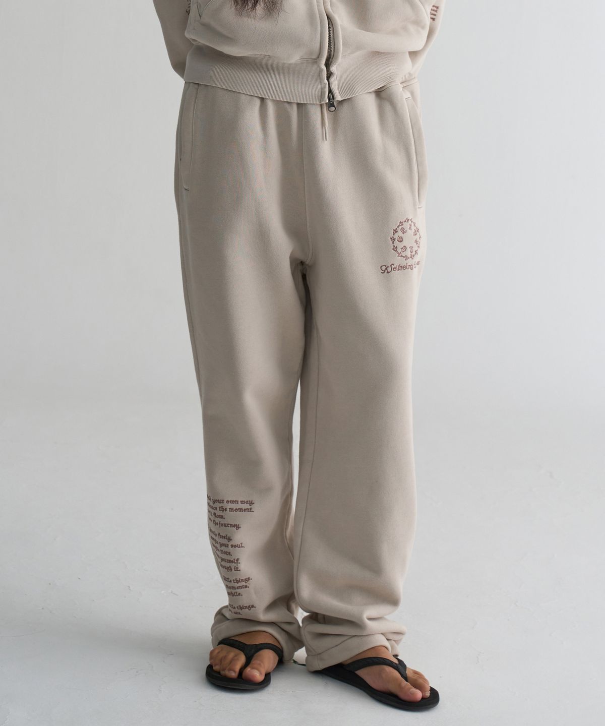 웰빙익스프레스(WELLBEING EXPRESS) Message Sweat Pants Ash Beige