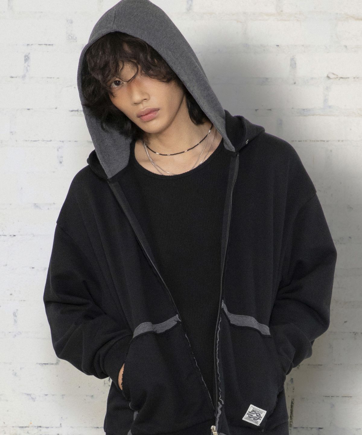 엑스톤즈(XTONZ) XTT169 핑거홀 와플 레이어드 크롭 후드 집업 (BLACK)
