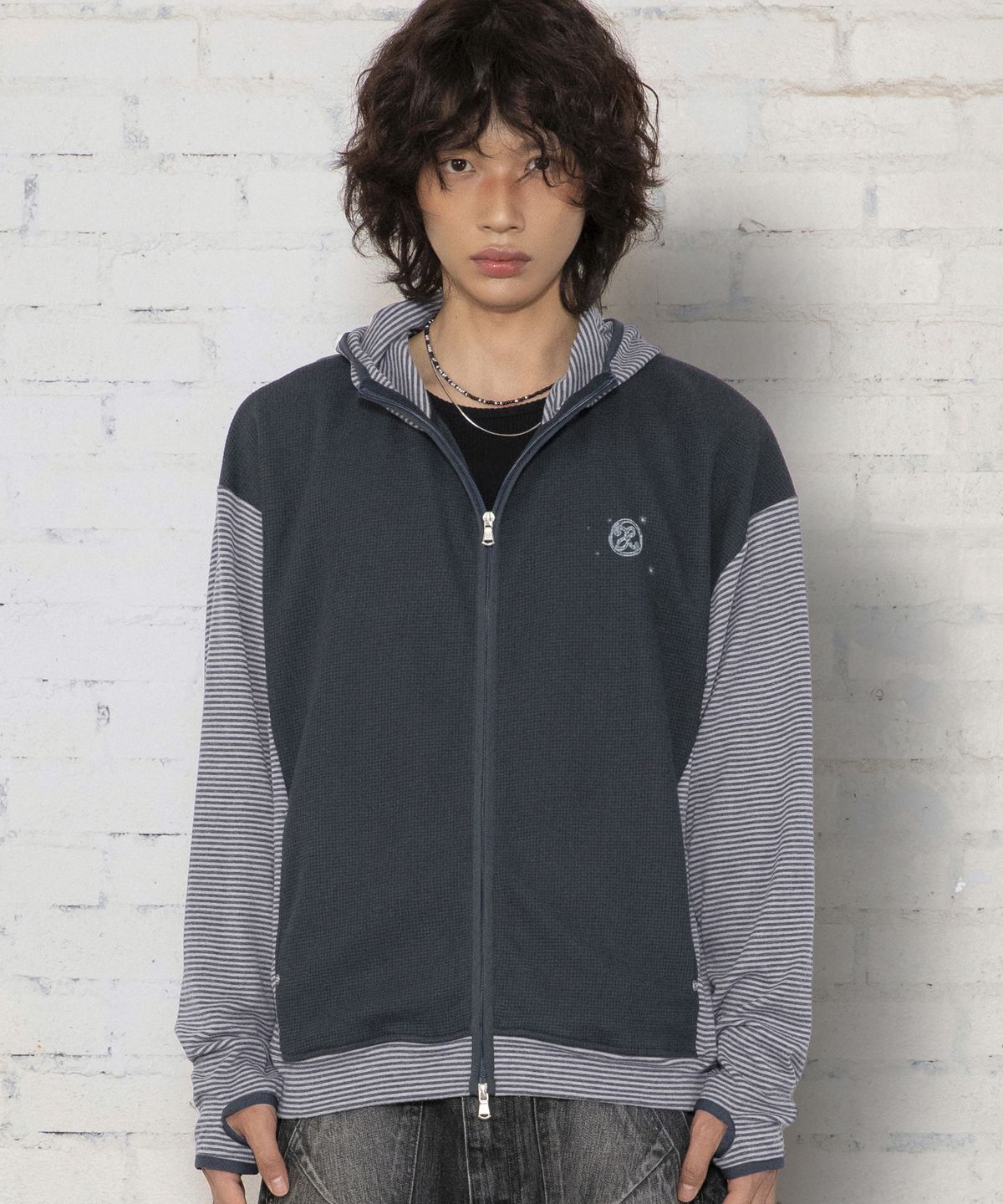 엑스톤즈(XTONZ) XTT171 스트라이프 믹스 와플 하이넥 크롭 후드 집업 (NAVY)