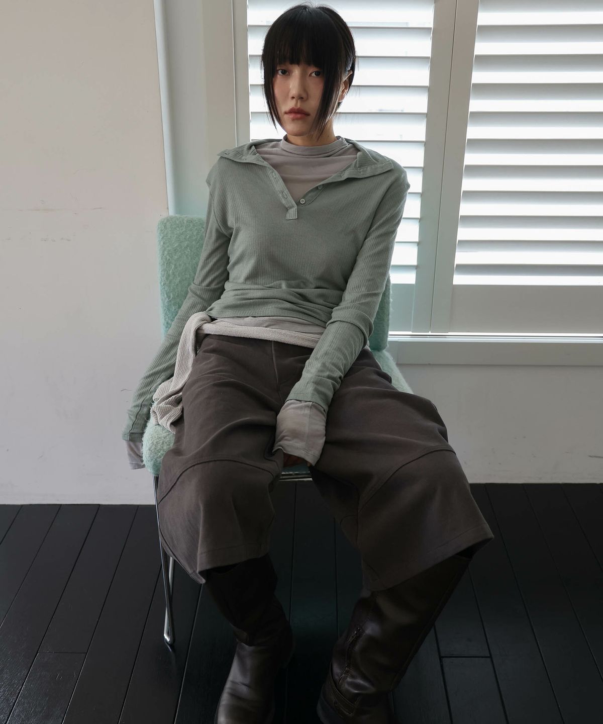 린테(LYNTE) Cutline Bermuda Pants (Dark Gray)