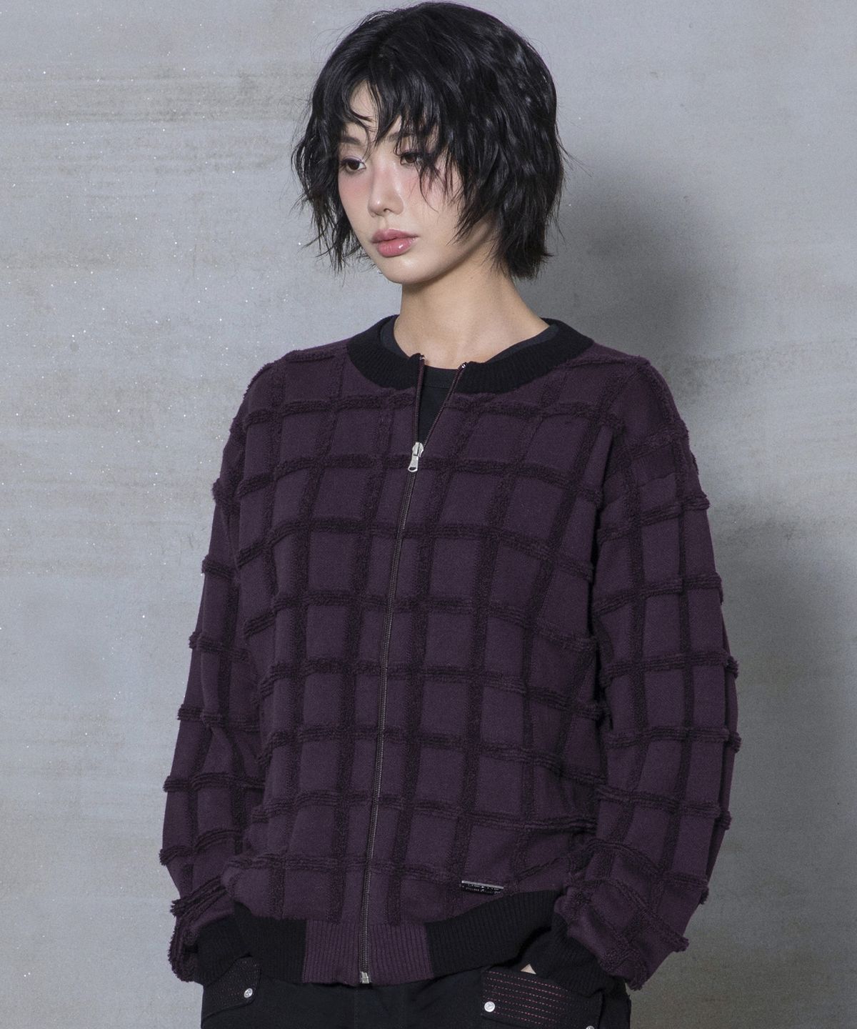 엑스톤즈(XTONZ) XTK185 투톤 스퀘어 크롭 니트 집업 (PURPLE)