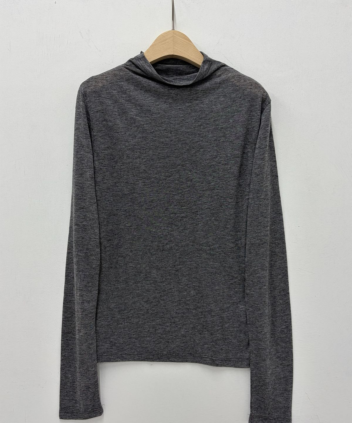 린테(LYNTE) Shadow Half Neck Top (Charcoal)