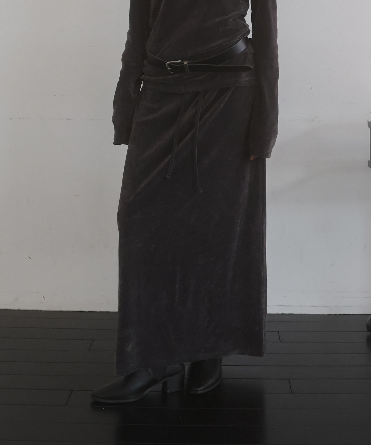 린테(LYNTE) Soft Velvet Skirt (Dark Gray)