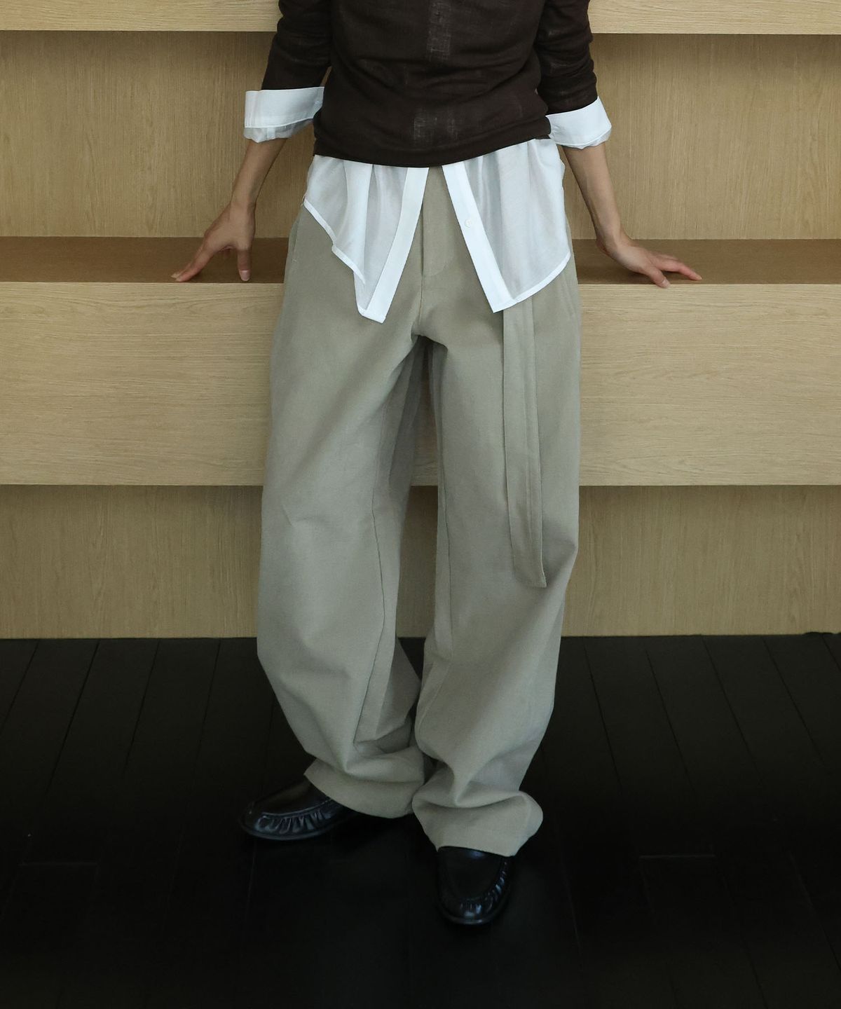 린테(LYNTE) Belted Curved Slacks (Beige)