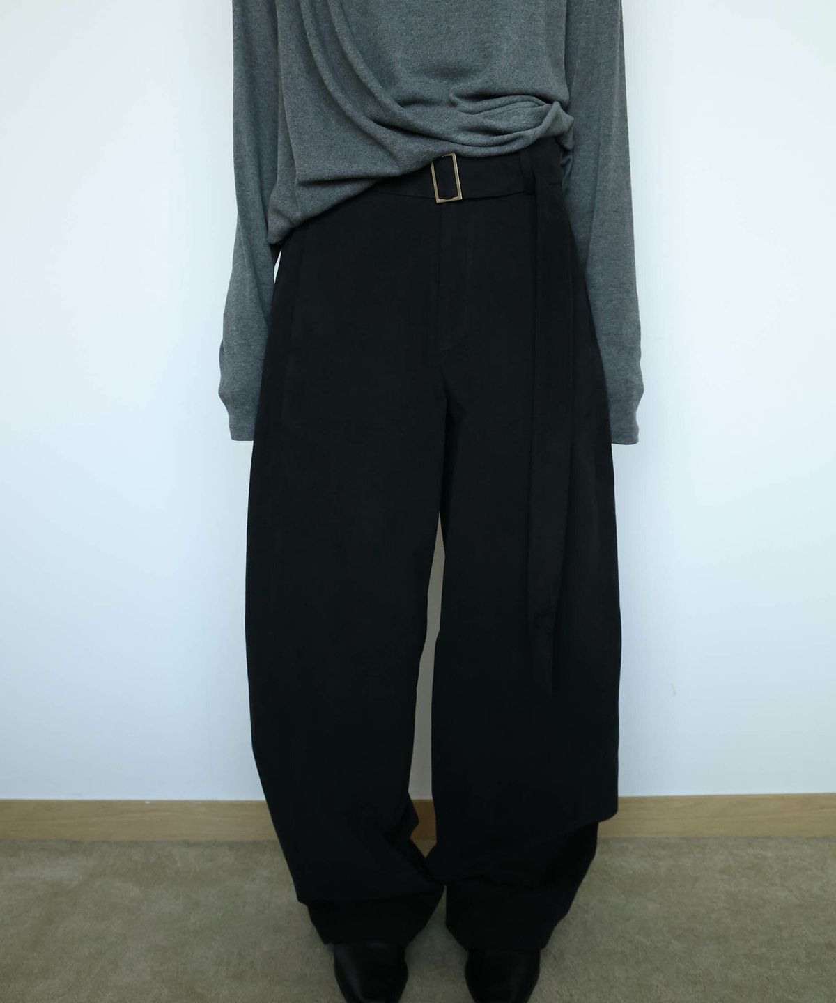 린테(LYNTE) Belted Curved Slacks (Black)