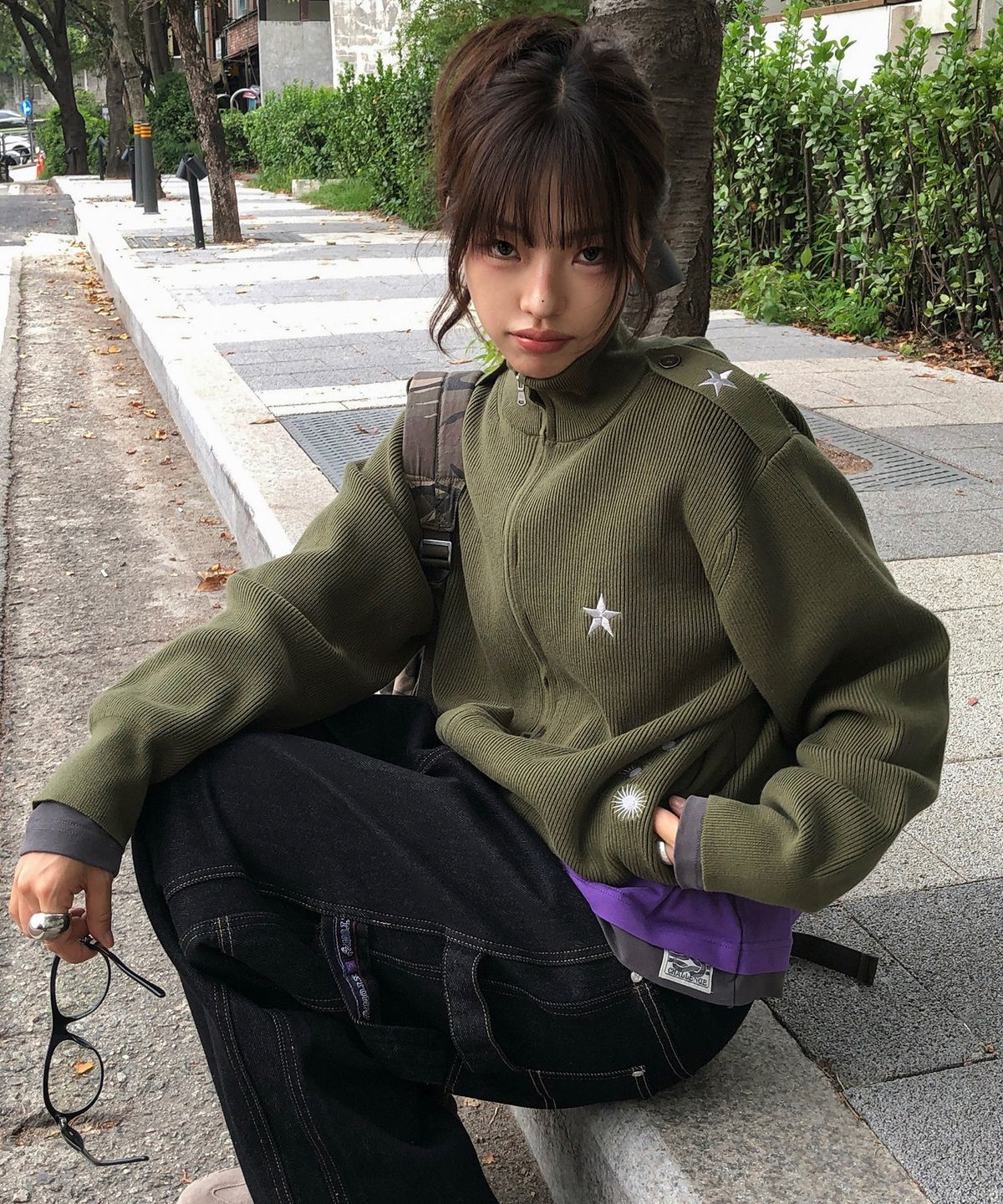 엑스톤즈(XTONZ) XTK183 숄더 탭 하이넥 크롭 니트 집업 (KHAKI)