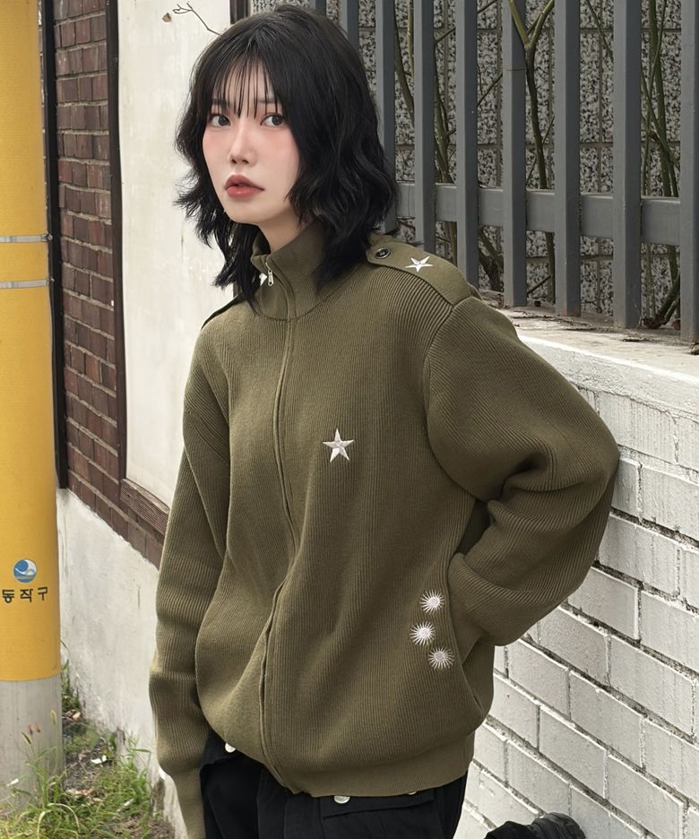 XTK183 숄더 탭 하이넥 크롭 니트 집업 (KHAKI)