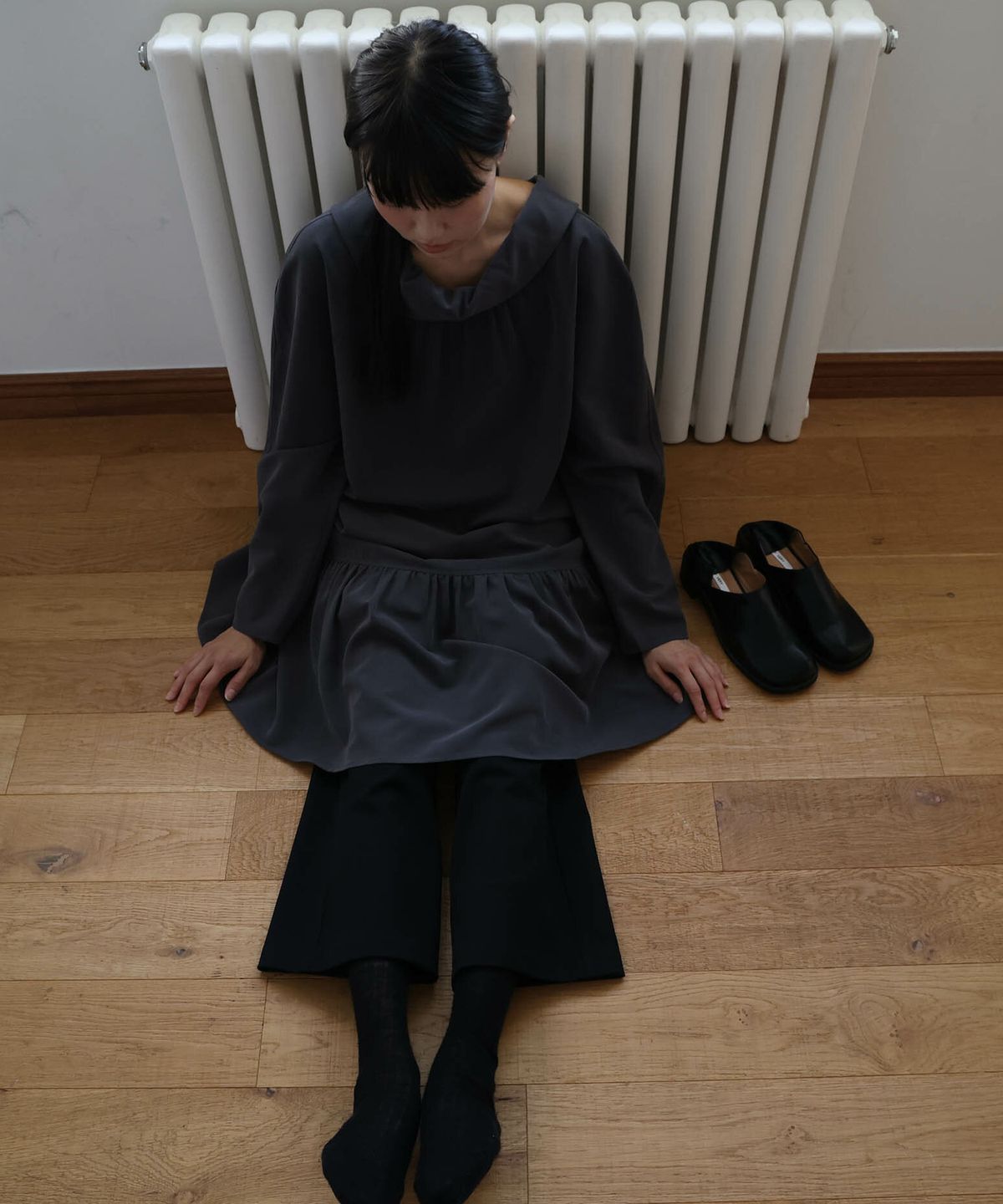 린테(LYNTE) Mute Bottle-Neck One-Piece (Dark Gray)
