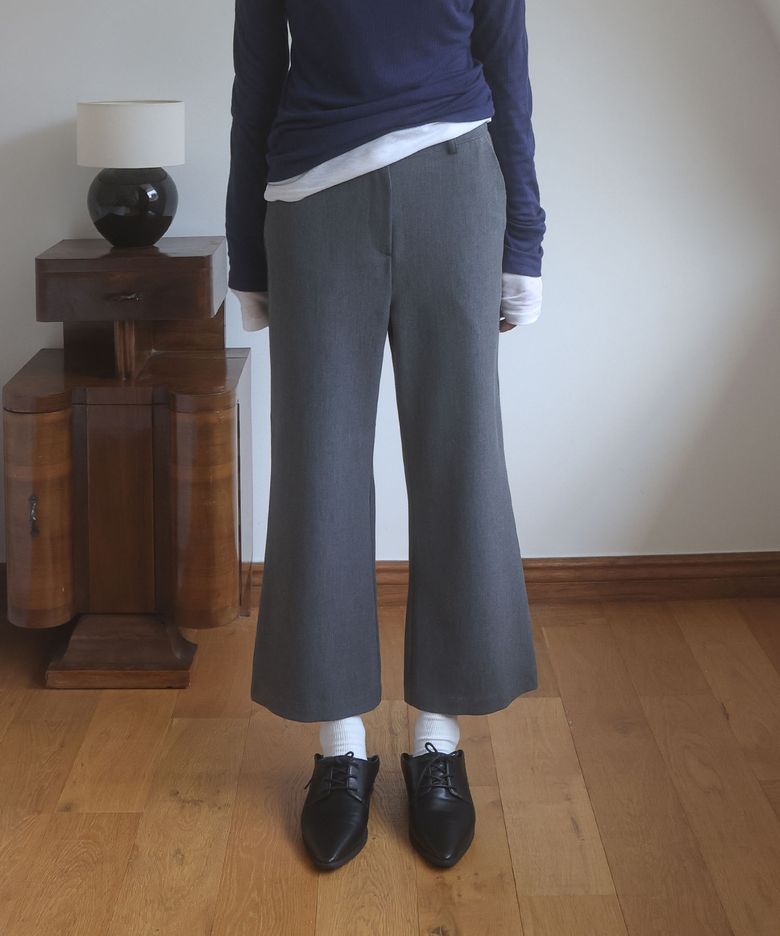 Fine Textured Cropped Pants (Charcoal)