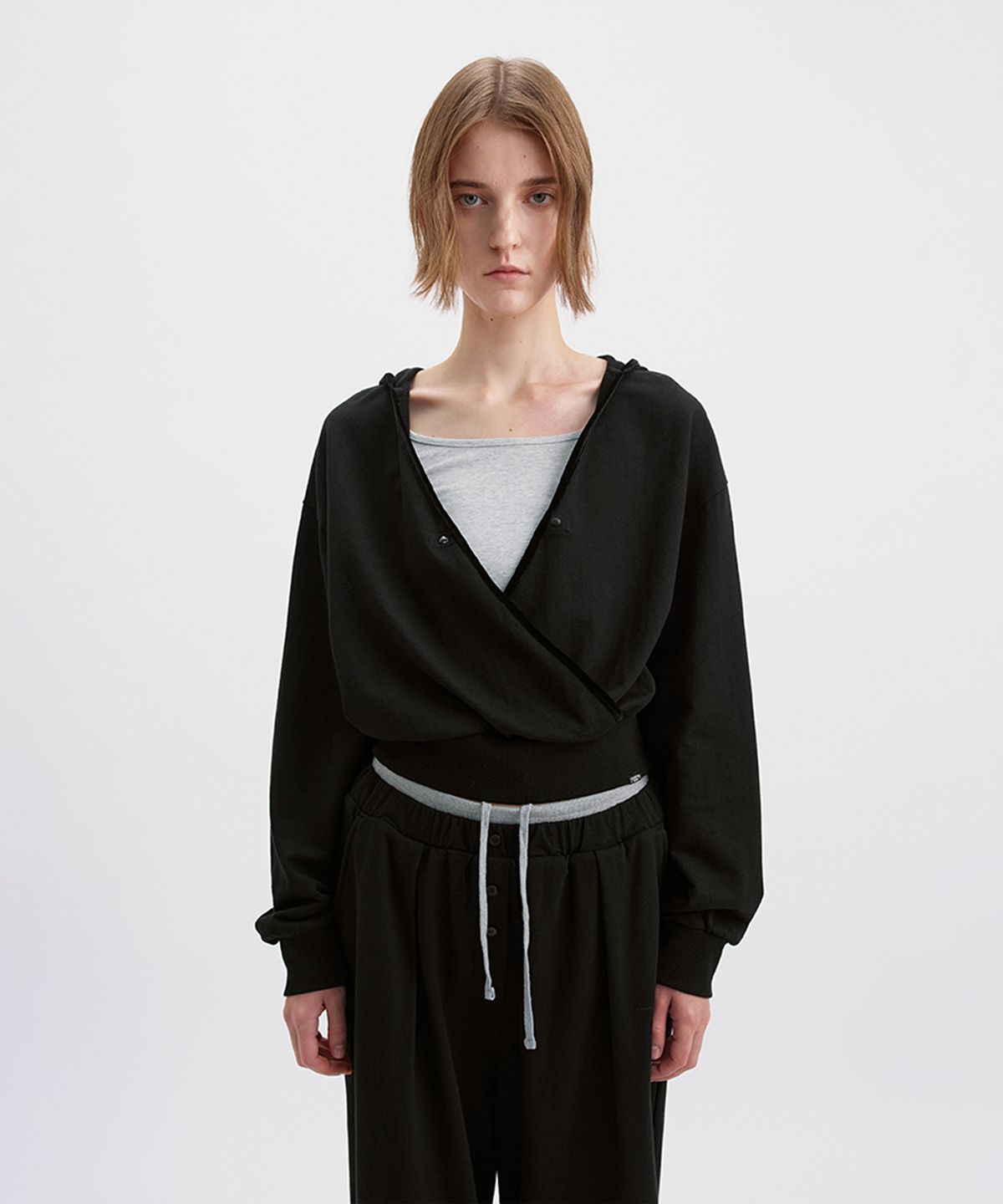 시메트릭 퍼센트(SYMMETRICPERCENT) Wrap Snap Hoodie / Black