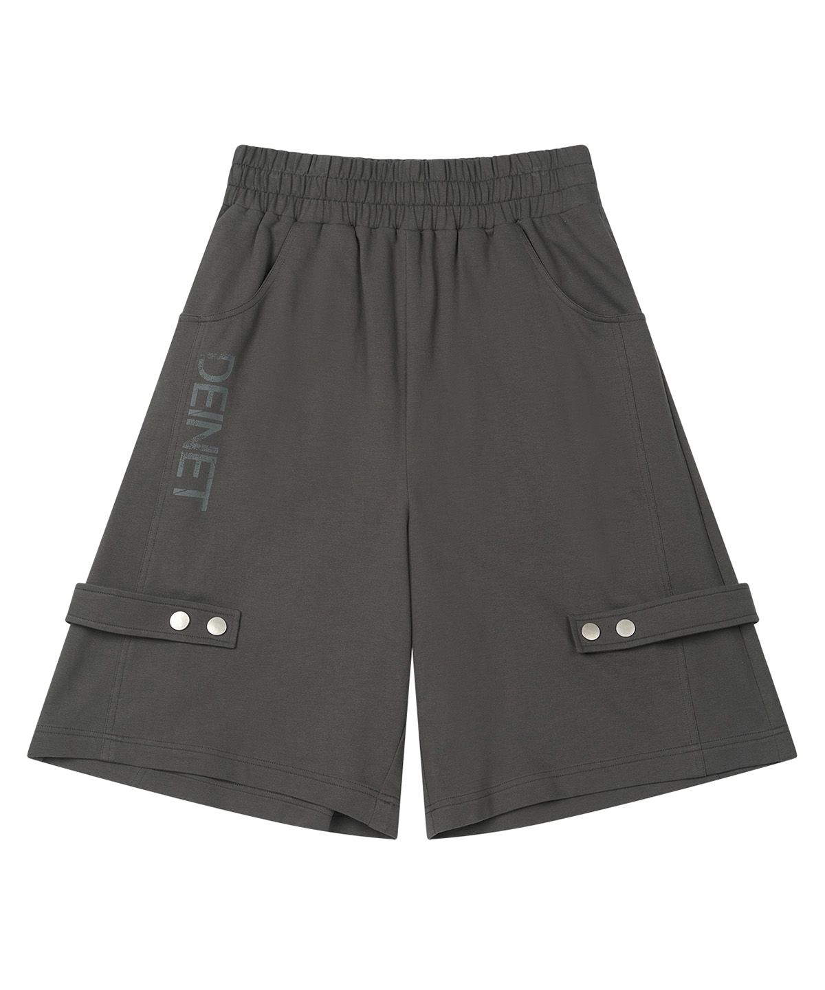 다이닛(DEINET) METAL DETAIL BERMUDA PANTS IN CHARCOAL