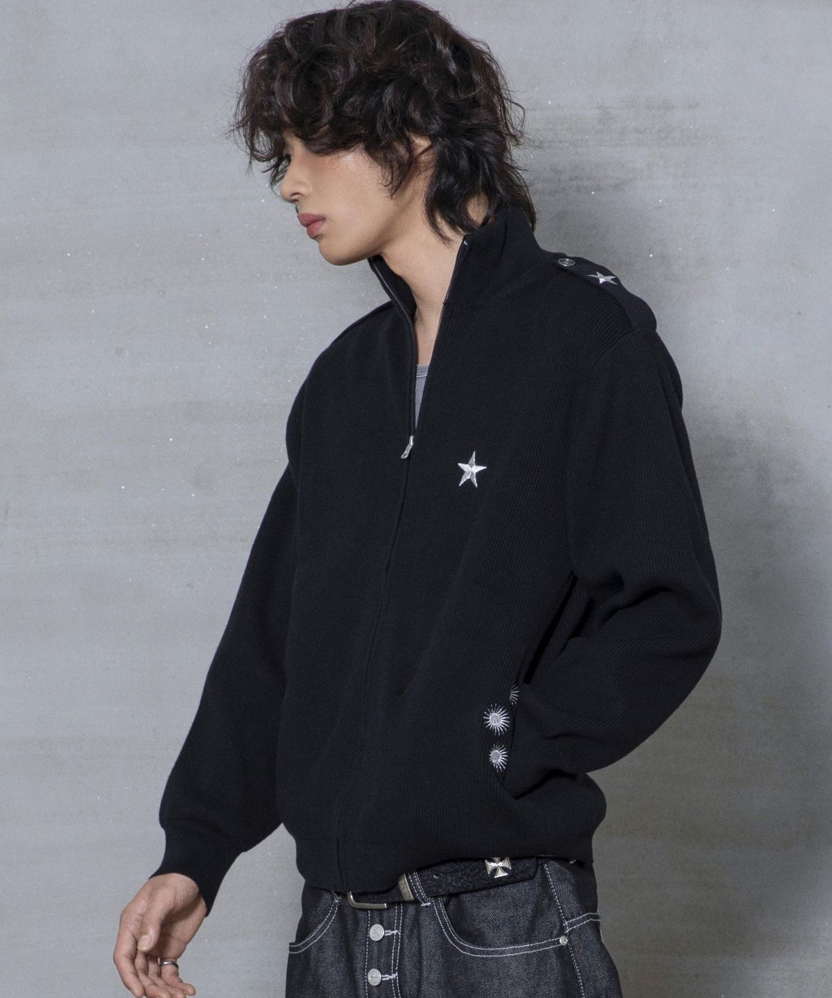 엑스톤즈(XTONZ) XTK183 숄더 탭 하이넥 크롭 니트 집업 (BLACK)