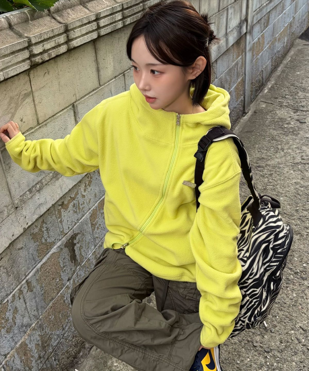 엑스톤즈(XTONZ) XJ148 커브드 지퍼 라이트 플리스 후드 집업 (LIME)