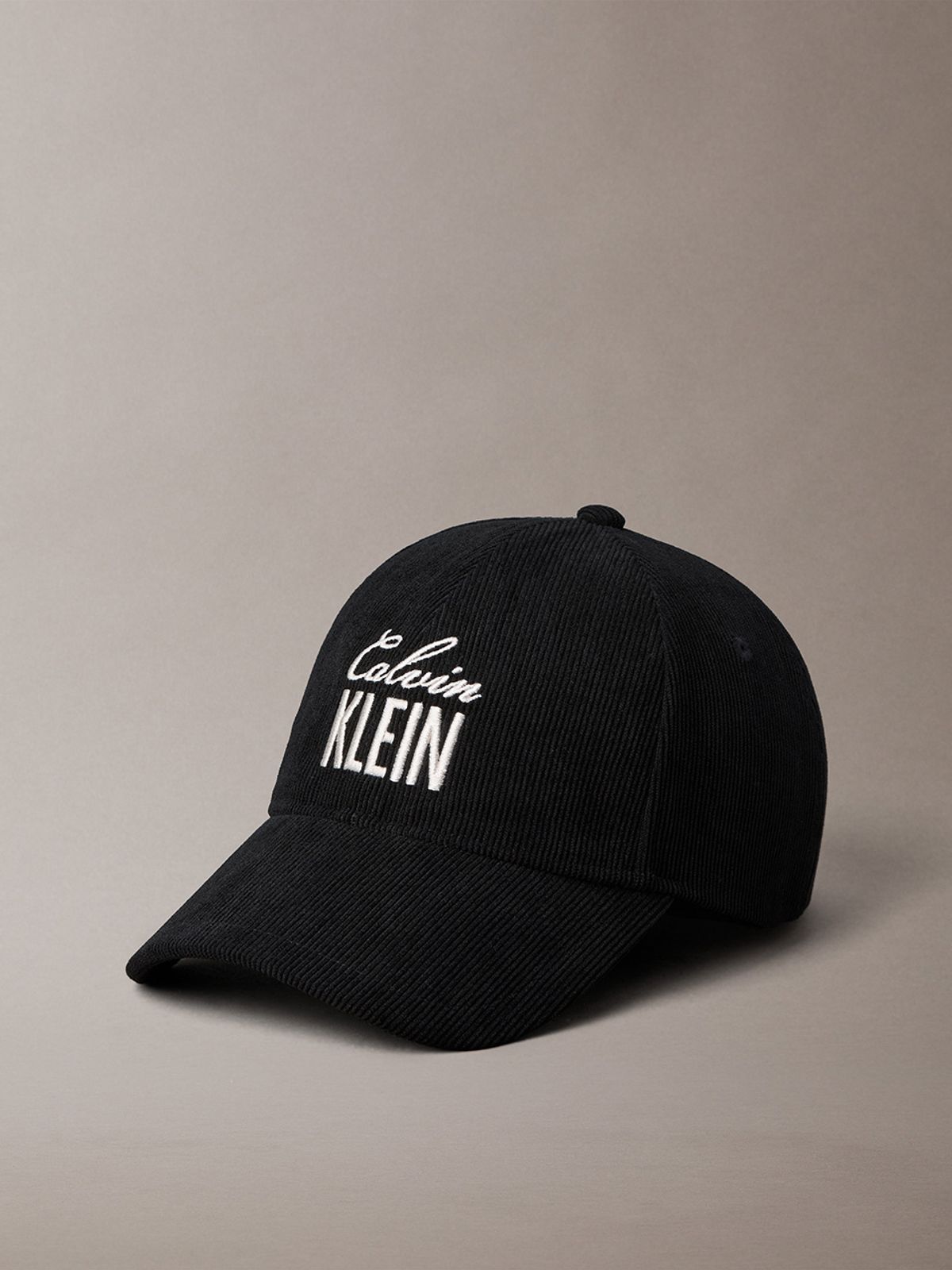 캘빈클라인 진(CALVIN KLEIN JEANS) 볼드 그래픽 스크립트 코듀로이 볼캡 4F5111G UB1
