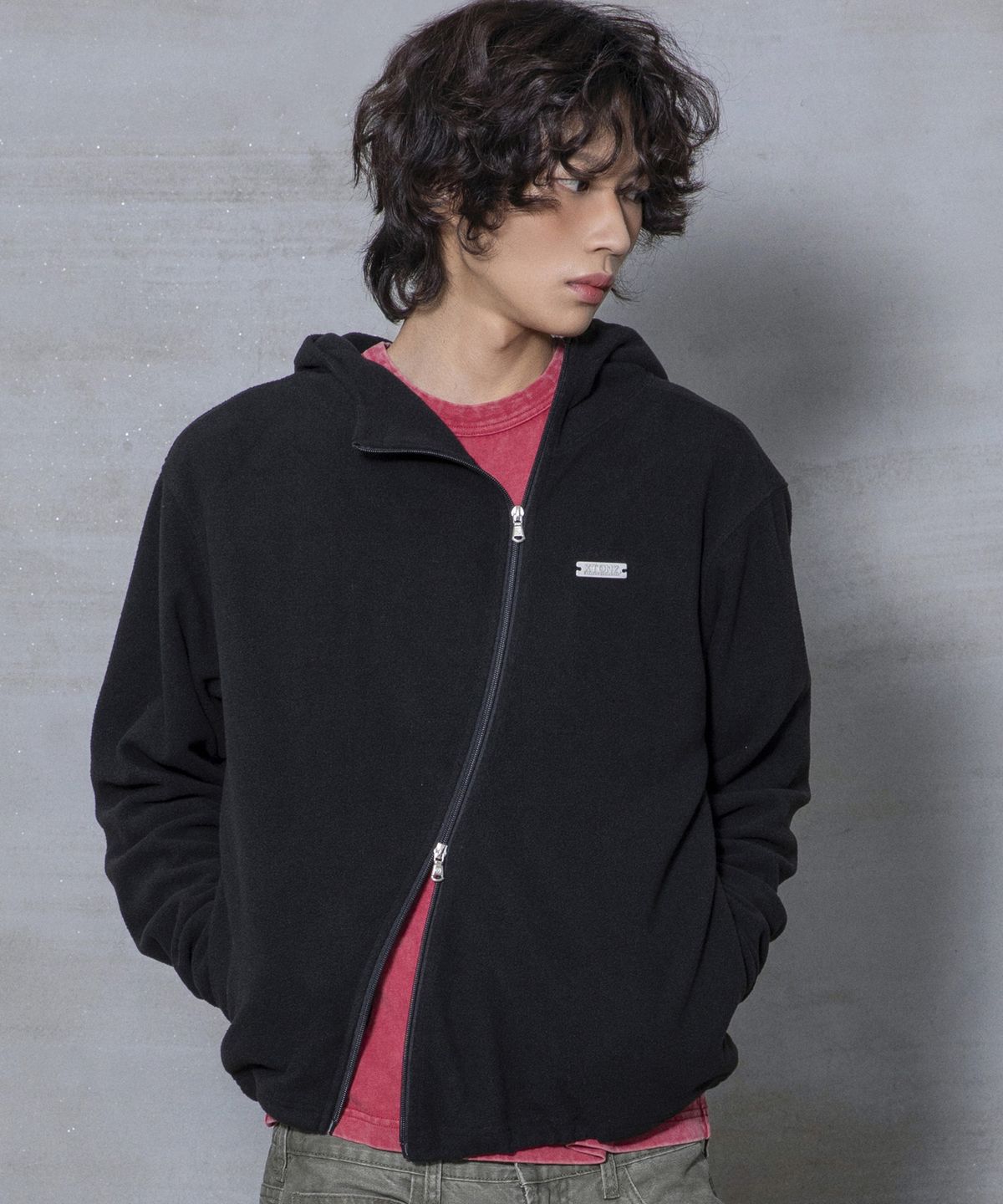 엑스톤즈(XTONZ) XJ148 커브드 지퍼 라이트 플리스 후드 집업 (BLACK)