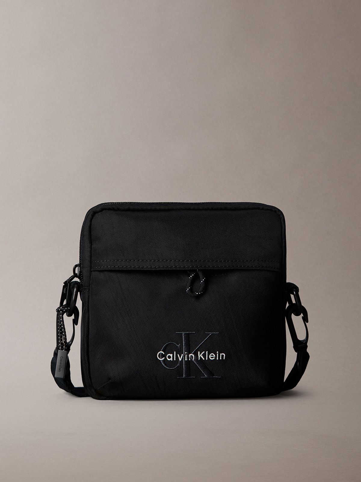 캘빈클라인 진(CALVIN KLEIN JEANS) 남녀공용 볼드 로고 스퀘어 크로스바디 4D3454G UB1
