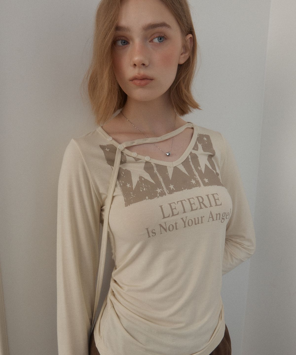 레터리(LETERIE) GRAPHIC V-NECK LONG SLEEVE TEE_BEIGE