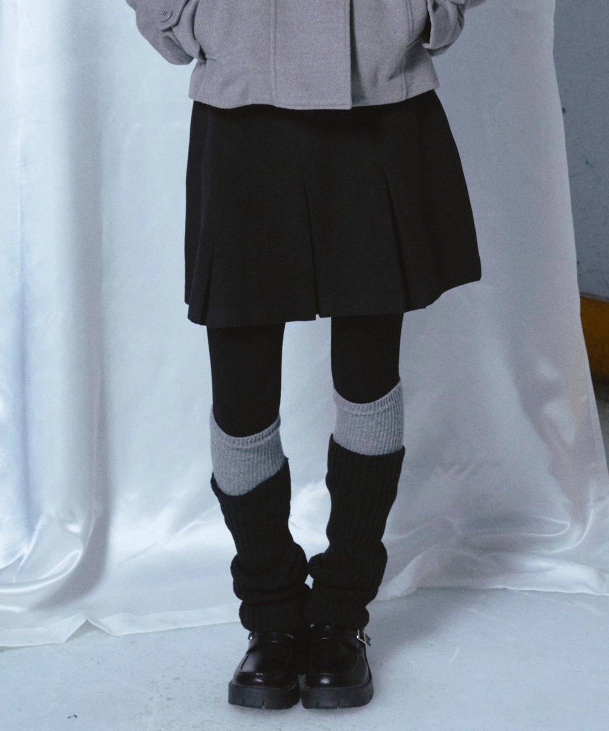 로긴 앤 로지(ROGIN N ROSIE) Pleats Skirt Black