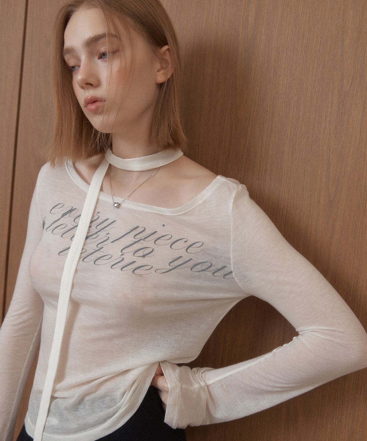 레터리(LETERIE) LETTERING OFF-SHOULDER TIE LONG SLEEVE_SHEER WHITE