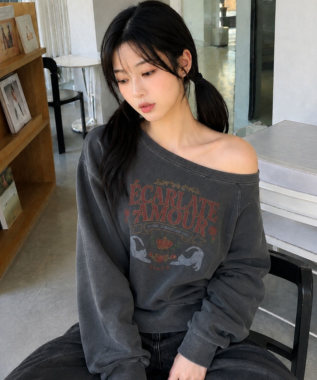 꼼파뇨(CPGN STUDIO) 아모르캣 피그먼트 스웨트셔츠 스모크블랙