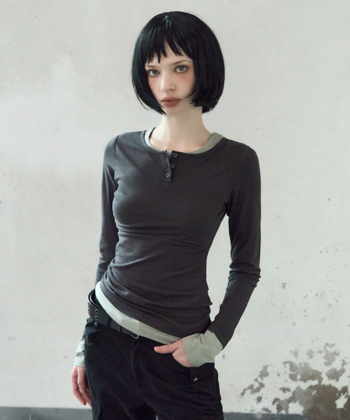 레더리(LEATHERY) 헨리넥 레이어드 롱슬리브 [CHARCOAL]