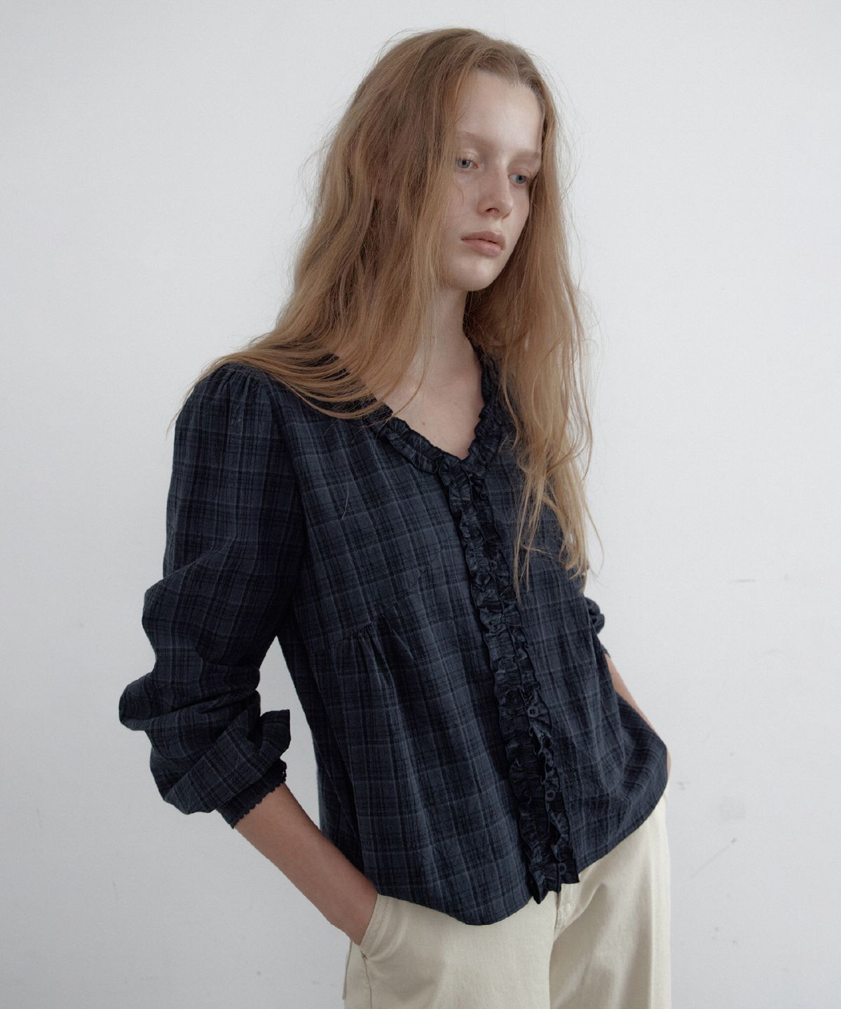 토아베(TOAVE) Cross Ruffle V-Neck Blouse (Check navy)