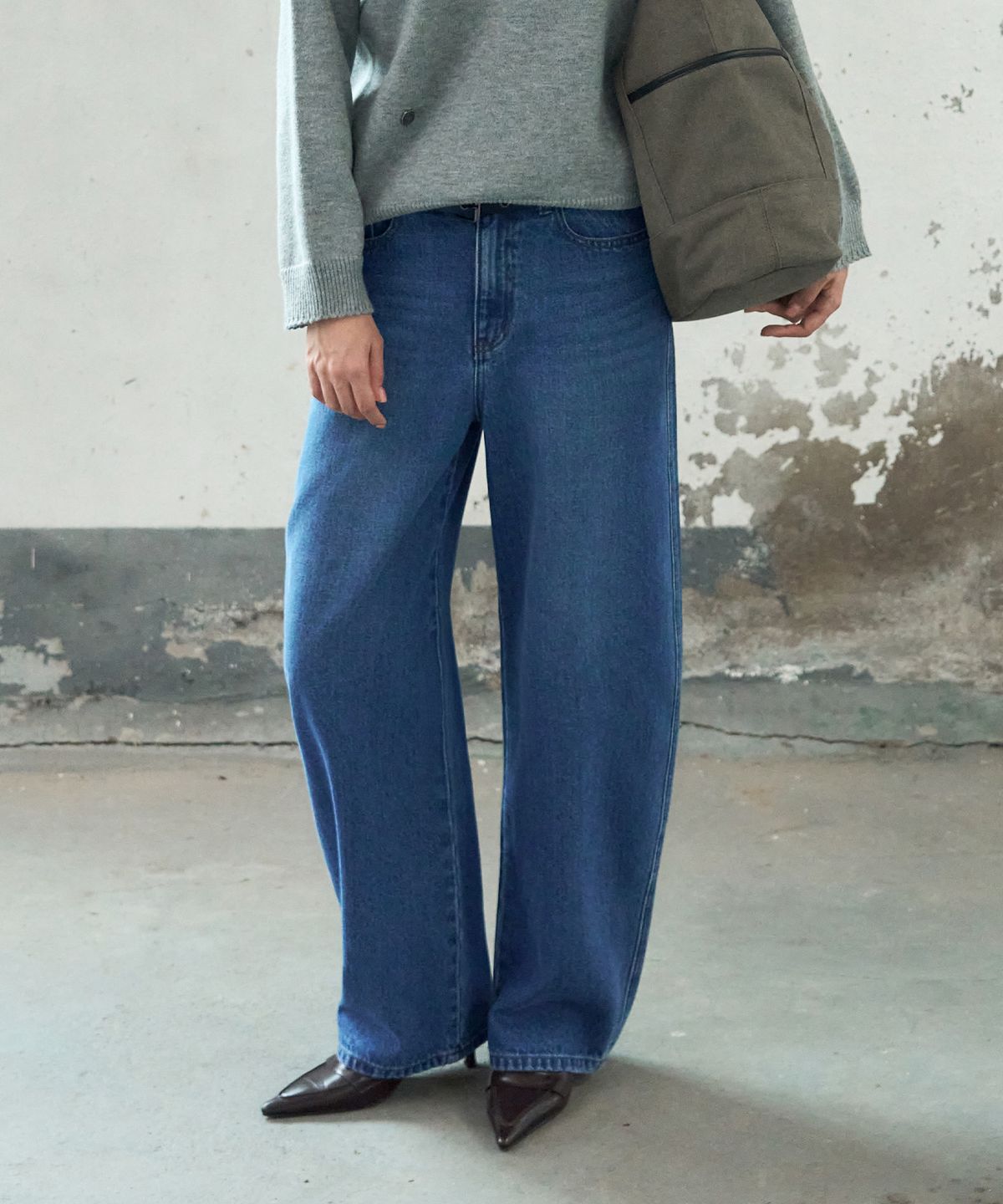 레더리(LEATHERY) 에센셜 커브드 데님 팬츠 [BLUE]