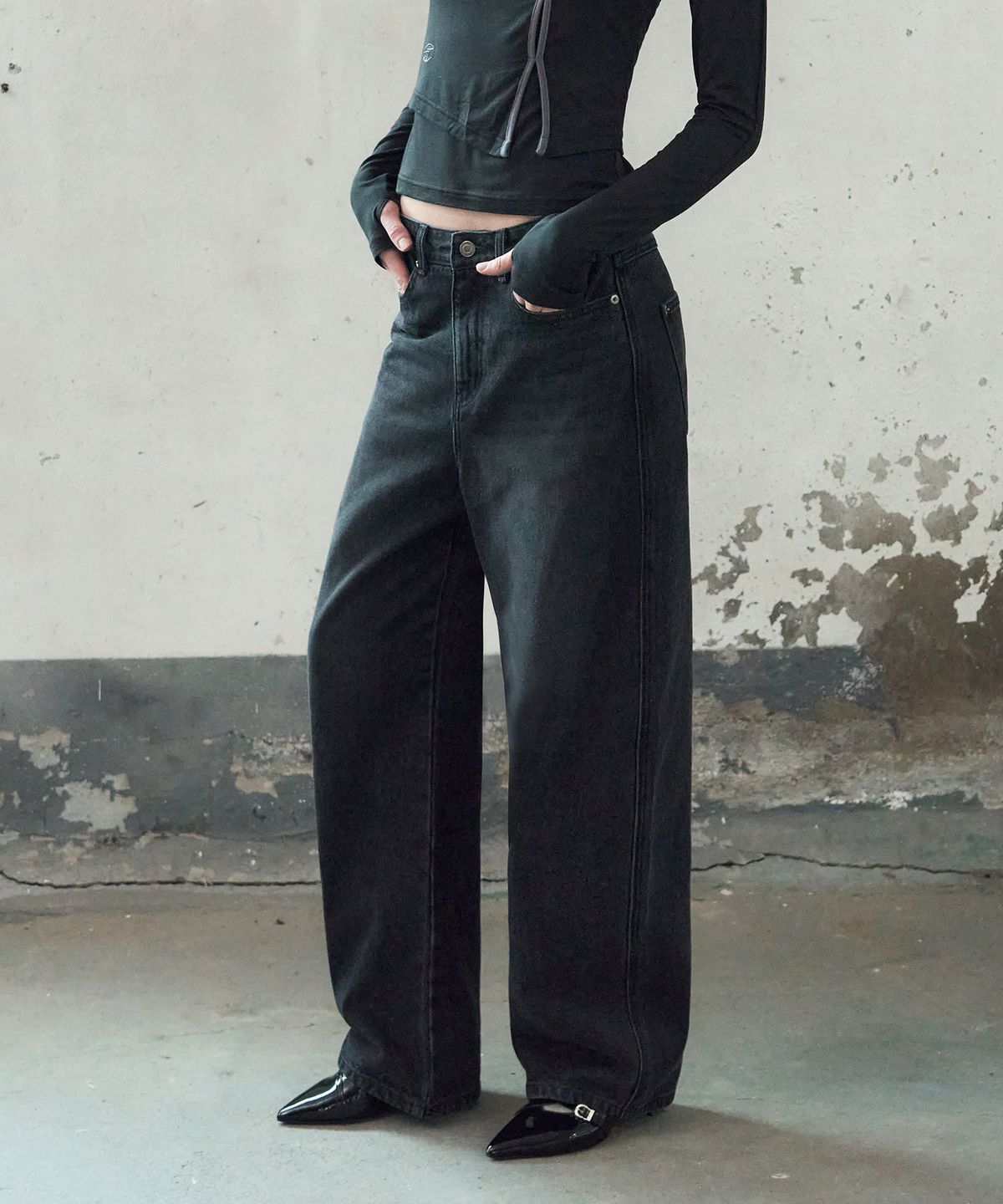 레더리(LEATHERY) 에센셜 커브드 데님 팬츠 [BLACK]