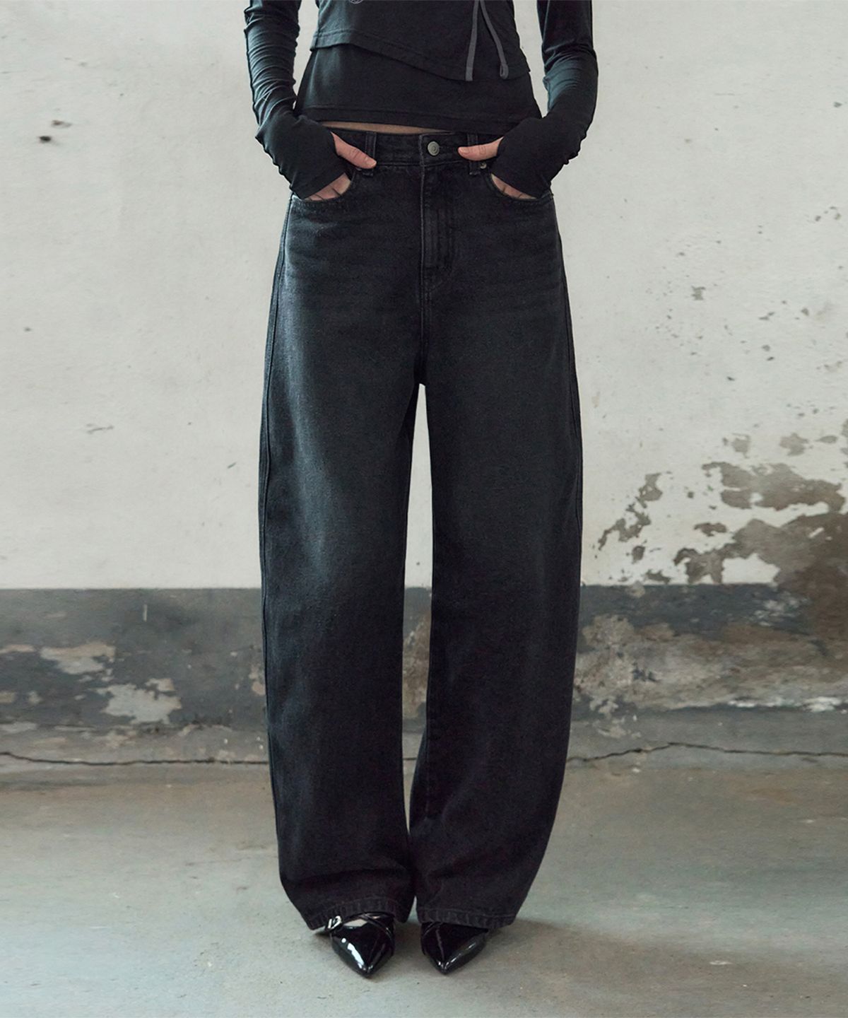 레더리(LEATHERY) 에센셜 커브드 데님 팬츠 [BLACK]