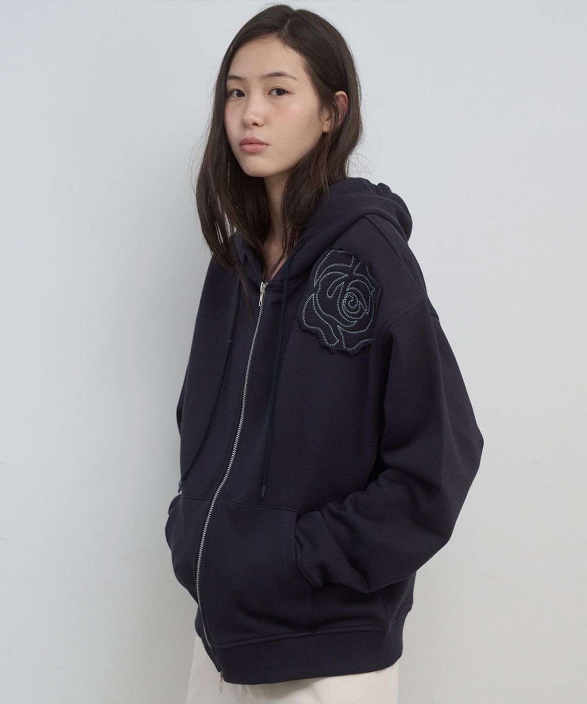 마조네(MA JOURNÉE) ROSE APPLIQUE ZIP-UP HOODIE_NAVY